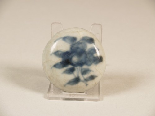 Deksel van doosje (pyxis) met decor van bloemtak in onderglazuur blauw